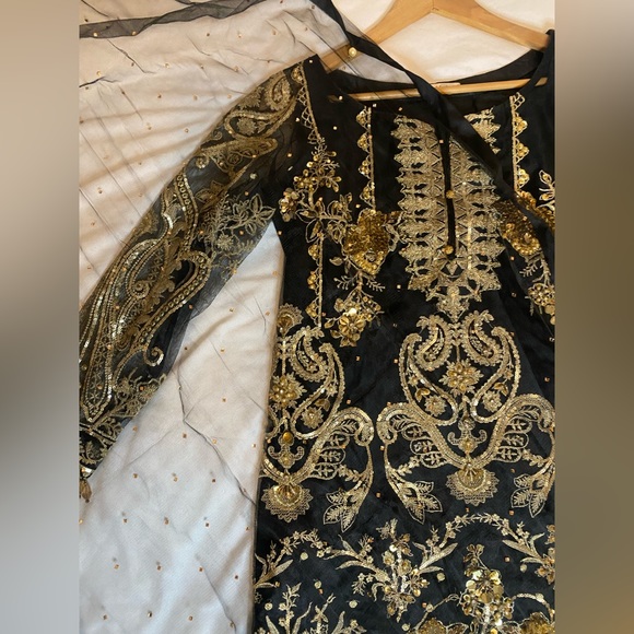 Gulaal - 3 Piece Embroidered Net Pakistani Suit - Picture 6 of 8